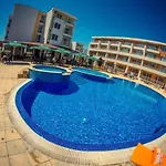 1-Bedroom Apartment In A Resort With 6 Pools, Top Floor, Stunning Sunset View
